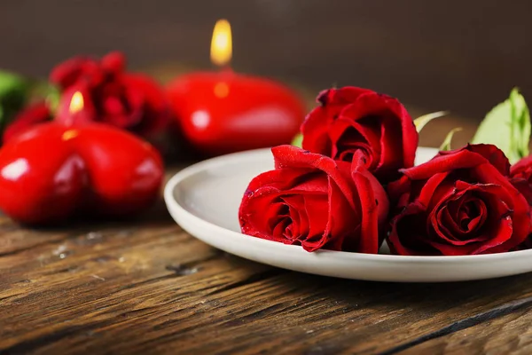 Красные Сердечные Свечи Розы Деревянном Столе — стоковое фото