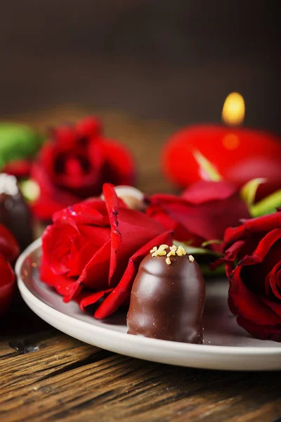 Velas Rojas Del Corazón Rosas Con Caramelos Chocolate Mesa Madera —  Fotos de Stock