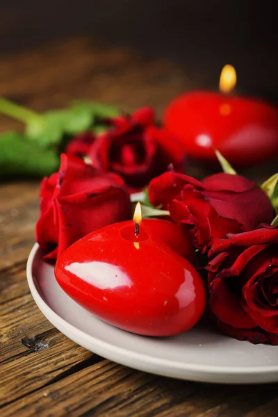 Velas Coração Vermelho Rosas Mesa Madeira — Fotografia de Stock