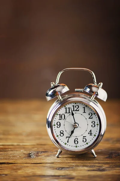 Reloj Despertador Retro Tablero Madera —  Fotos de Stock
