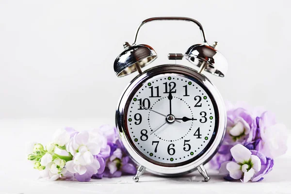 白色背景的花卉组成与时钟和紫罗兰花 — 图库照片