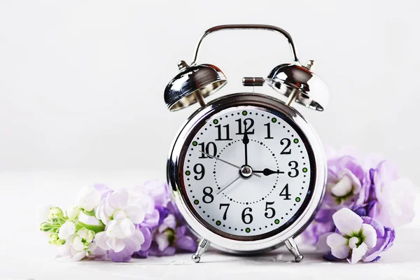 Composizione Floreale Con Orologi Fiori Viola Sfondo Bianco — Foto Stock