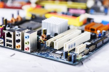 Donanım tamircisi, seçici odak içinde elektronik panosuna portre