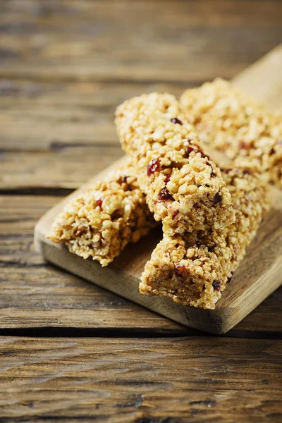 Energieriegel Mit Getrockneten Früchten Auf Dem Holztisch Selektiver Fokus — Stockfoto