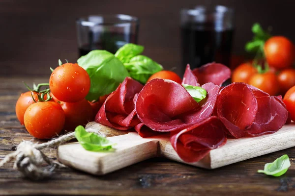 Kırmızı şarap, seçici odak ile İtalyan geleneksel bresaola tabak