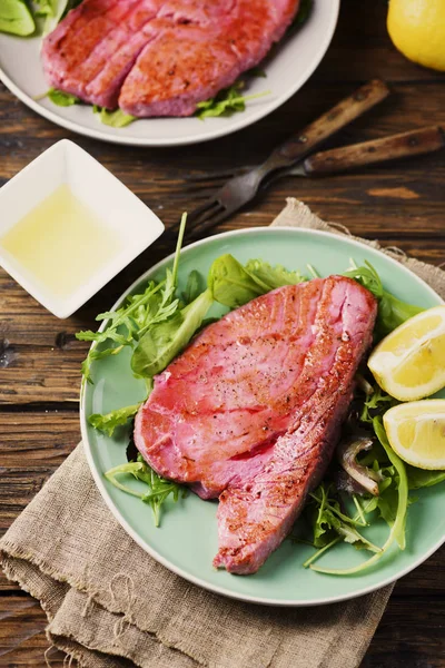 Pescado Atún Delicioso Cocido Con Ensalada Verde Enfoque Selectivo — Foto de Stock