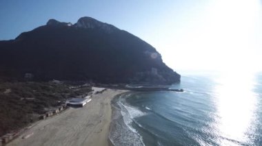 Doğal sahil güneşli günde görünümünü