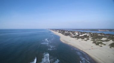 Doğal sahil güneşli günde görünümünü