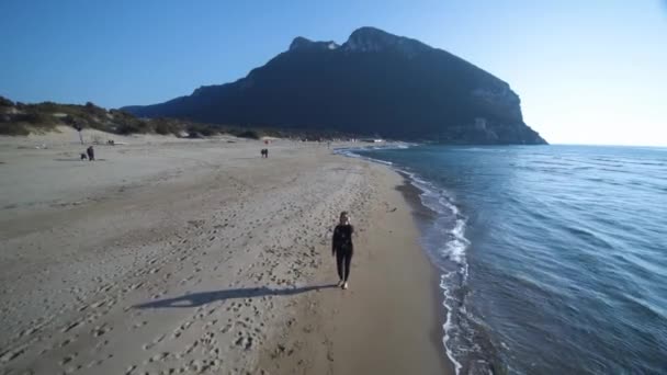 Νεαρή Γυναίκα Πόδια Στην Αμμώδη Παραλία — Αρχείο Βίντεο