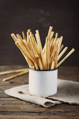 Geleneksel İtalyan breadsticks grisini ahşap tablo