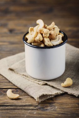 Ahşap masa üzerinde tuzlu kaju fıstığı