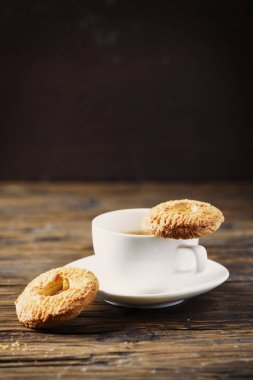 Tatlı ev yapımı kurabiye ve kahve