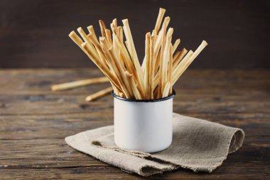 Geleneksel İtalyan breadsticks grisini ahşap tablo