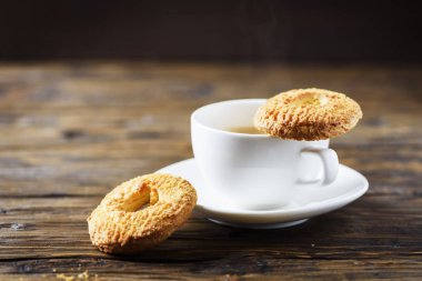 Tatlı ev yapımı kurabiye ve kahve