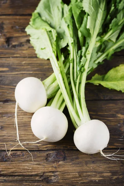 Bovenaanzicht Van Witte Verse Raap Houten Tafel — Stockfoto