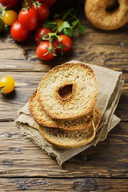 Geleneksel İtalyan frisella ahşap masa üzerinde zemin üzerine domatesli ekmek