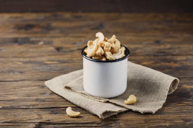 Ahşap masa üzerinde tuzlu kaju fıstığı