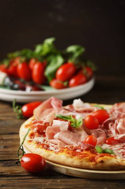 Geleneksel İtalyan pizza Mozzarella peyniri, domates ve pastırma ile