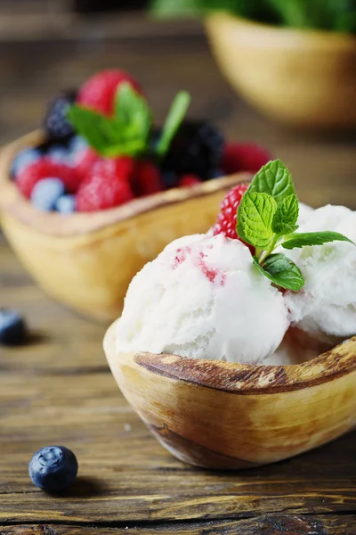 Helado Frutas Frescas Con Menta Sobre Fondo Madera — Foto de Stock