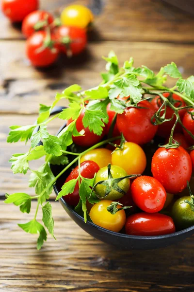 Mix Red Yellow Green Tomatoes Parsley Black Bowl Wooden Surface — Stock Photo, Image