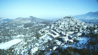 yükseltilmiş tarafından kar kaplı Montecelio İtalya'nın görünümünü