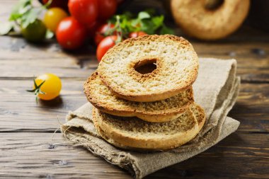 Geleneksel İtalyan frisella ahşap masa üzerinde zemin üzerine domatesli ekmek