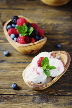 Taze meyve nane ahşap arka plan üzerinde dondurmayla