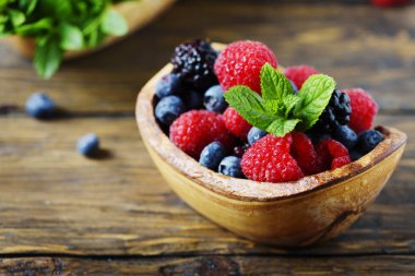 Yaz meyveleri ve ahşap masa nane karışımı