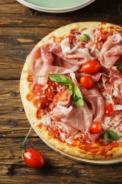 Geleneksel İtalyan pizza Mozzarella peyniri, domates ve pastırma ile