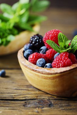Yaz meyveleri ve ahşap masa nane karışımı