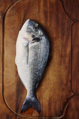 Taze çiğ balık üstten görünüm ahşap tahta üzerinde