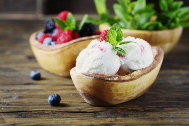 Taze meyve nane ahşap arka plan üzerinde dondurmayla