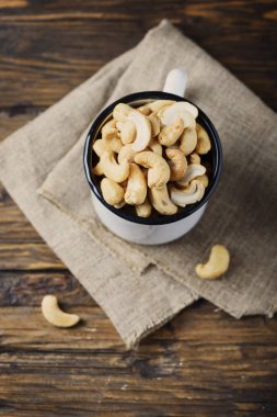 Ahşap masa üzerinde tuzlu kaju fıstığı