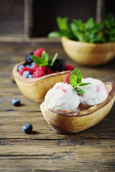 Helado Frutas Frescas Con Menta Sobre Fondo Madera —  Fotos de Stock