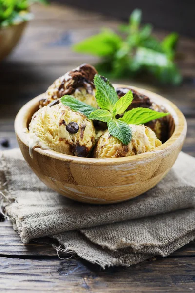 Italienisches Eis Tiramisu Mit Kaffee Und Minze Holzschüssel — Stockfoto