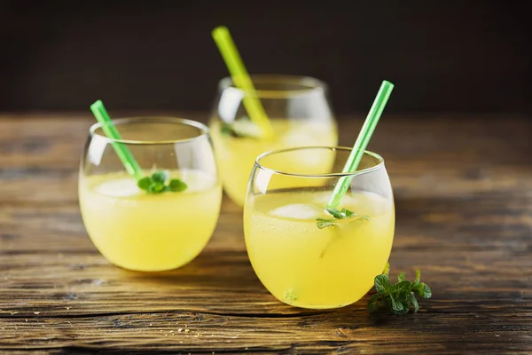 Orangencocktailgläser Mit Eis Und Minze Holztisch — Stockfoto