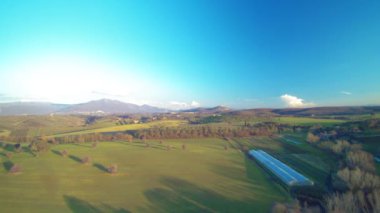 Çiçek açan ağaçlar ile yeşil alanının üstündeki günbatımı