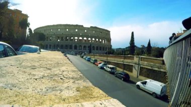 Güneşli günde eski Colosseum görünümünü