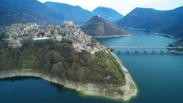 Luftaufnahme Von Castel Tora Und Umhüllen Gebiet — Stockvideo