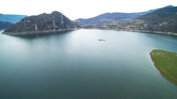 Vista Encantadora Lago Lago Del Turano Montanhas Envolventes — Vídeo de Stock