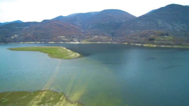 Vista Encantadora Lago Lago Del Turano Montanhas Envolventes — Vídeo de Stock