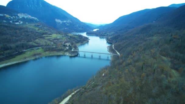 Vista Encantadora Lago Lago Del Turano Montanhas Envolventes — Vídeo de Stock