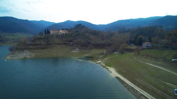 Pompás Kilátás Nyílik Lago Del Turano Hegy Épületek — Stock videók