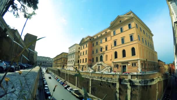 Вид Улицу Рима Старыми Зданиями Колизеем — стоковое видео