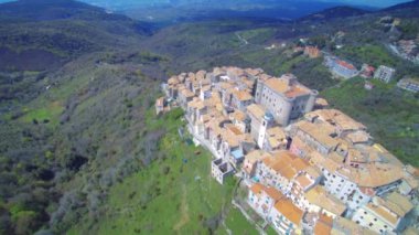 İtalyan dağlar arasında San Polo Dei Cavalieri görünümü