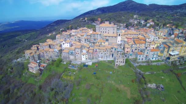 Utsikt Över San Polo Dei Cavalieri Mellan Italienska Bergen — Stockvideo