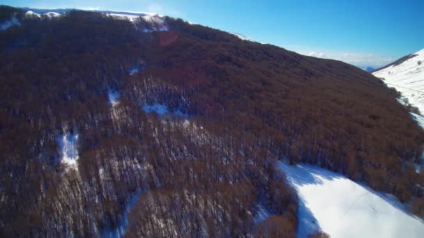 vue surélevée sur les montagnes couvertes de neige 