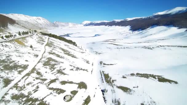 Υπερυψωμένη Θέα Στα Βουνά Που Καλύπτονται Από Χιόνι — Αρχείο Βίντεο