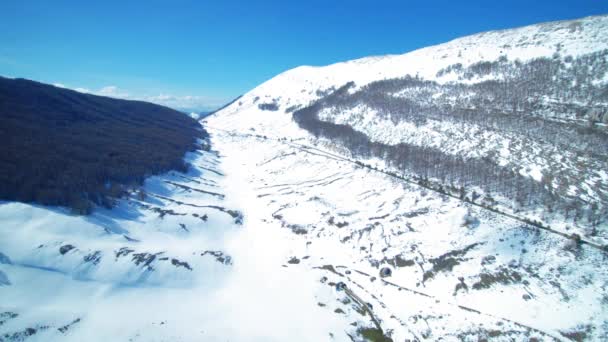 Vista Elevada Las Montañas Cubiertas Nieve — Vídeo de stock