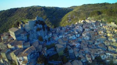 Doğa ve eski binalar Cervara Di Roma, İtalya için havadan görünümü.